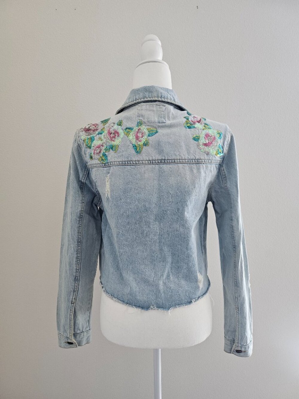 Cropped Floral Sequin Denim Jacket Light Wash NWOT Size M - Picture 5 of 13